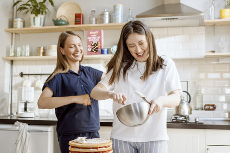 Beispielfoto: Zwei Frauen beim Kochen mit Biovegan Produkten