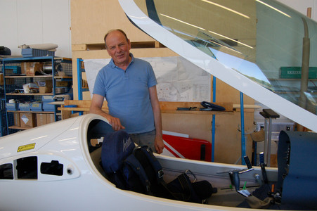 Inhaber Axel Lange hinter einem Segelflugzeug