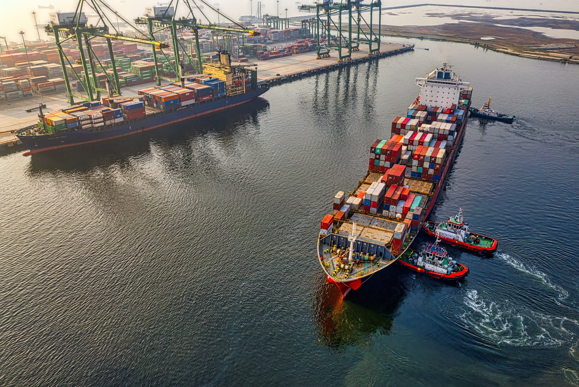 Containerschiffe in einem Hafen
