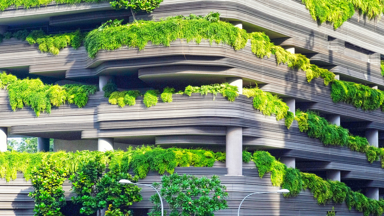 Gebäude mit Pflanzen