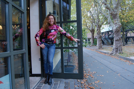 Anja Gockel steht in der Tür von ihrem Atelier