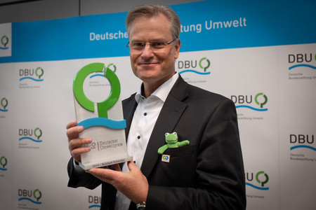 Reinhard Schneider mit dem Deutschen Umweltpreis