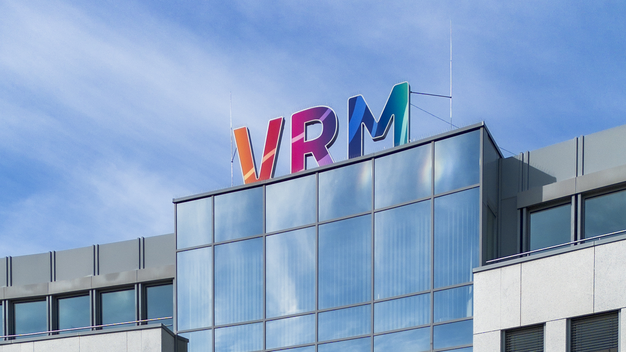 VRM GmbH & Co. KG Gebäude mit Schriftzug