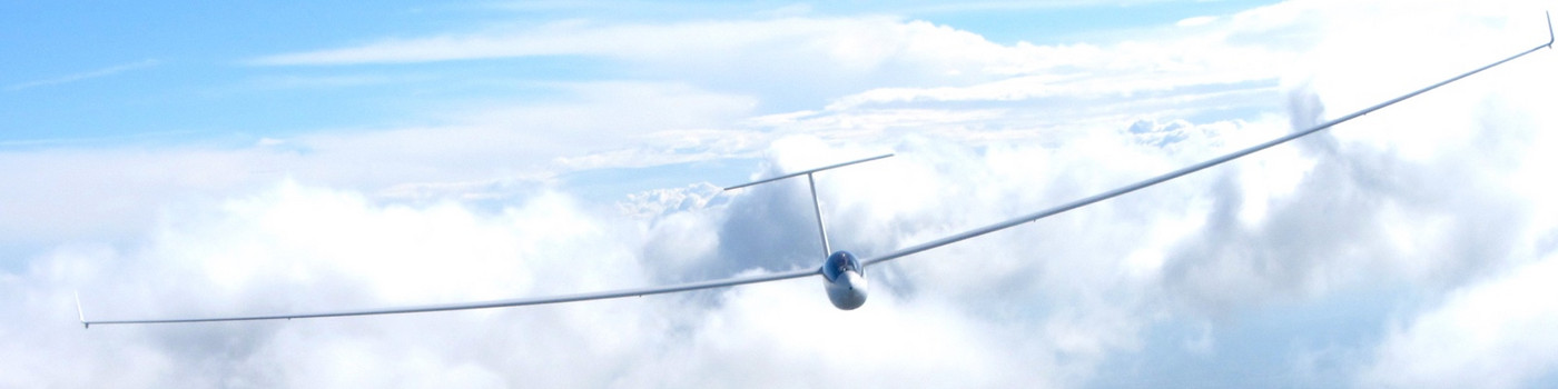 Segelflugzeug von vorne im Flug durch Wolken